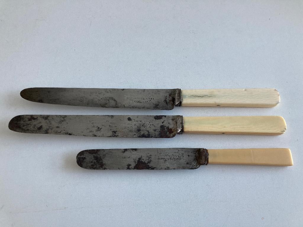 Couteaux anciens en acier et os, Enlèvement ou Envoi