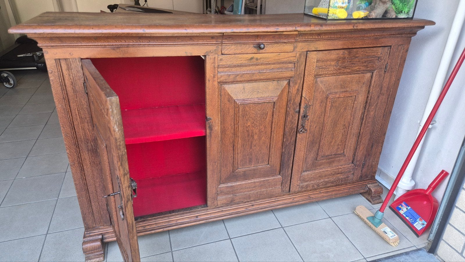 kast met rood interieur, Ophalen