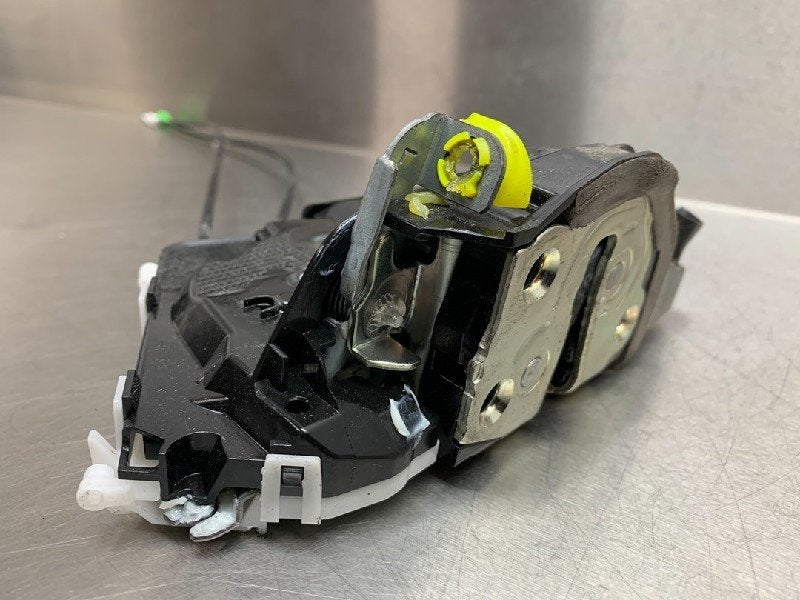 BARRE DE SERRURE DE PORTE AVANT GAUCHE Yaris III (P13), Utilisé, Toyota