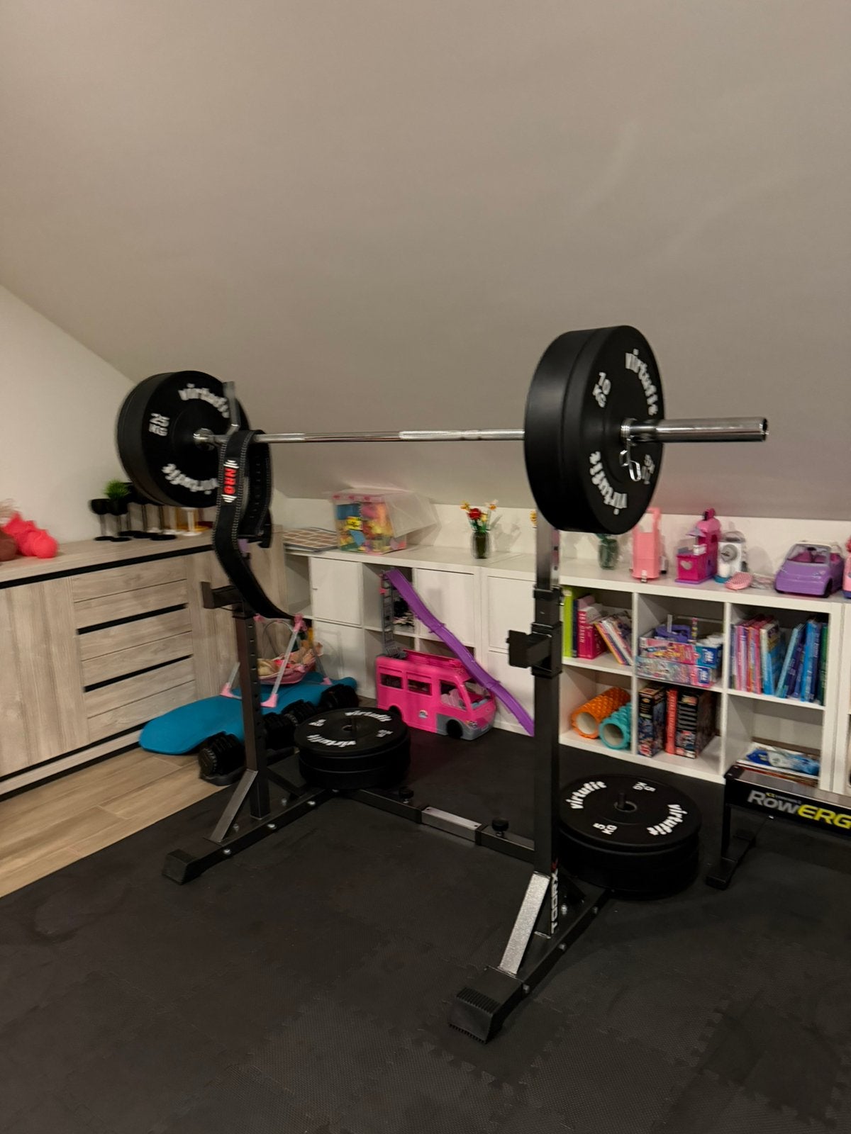 Verstelbaar squat rack met 150 kilo rubberen plates, Ophalen, Zo goed als nieuw