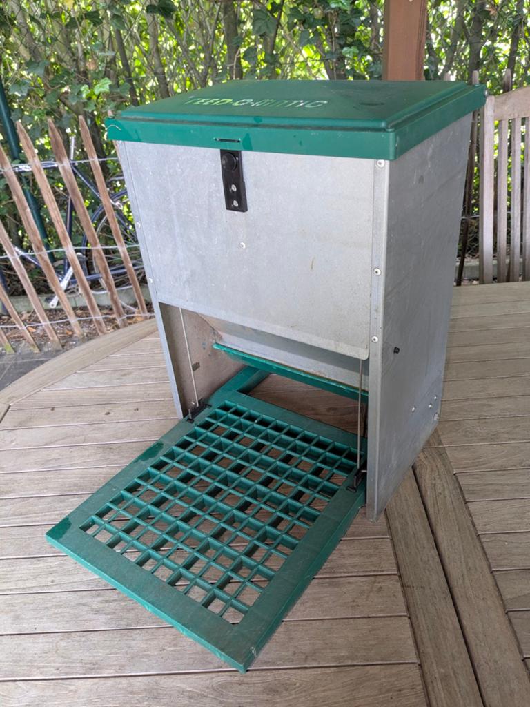 Feed-o-matic voederbak voor kippen, Ophalen, Gebruikt, Drinken en Voederen