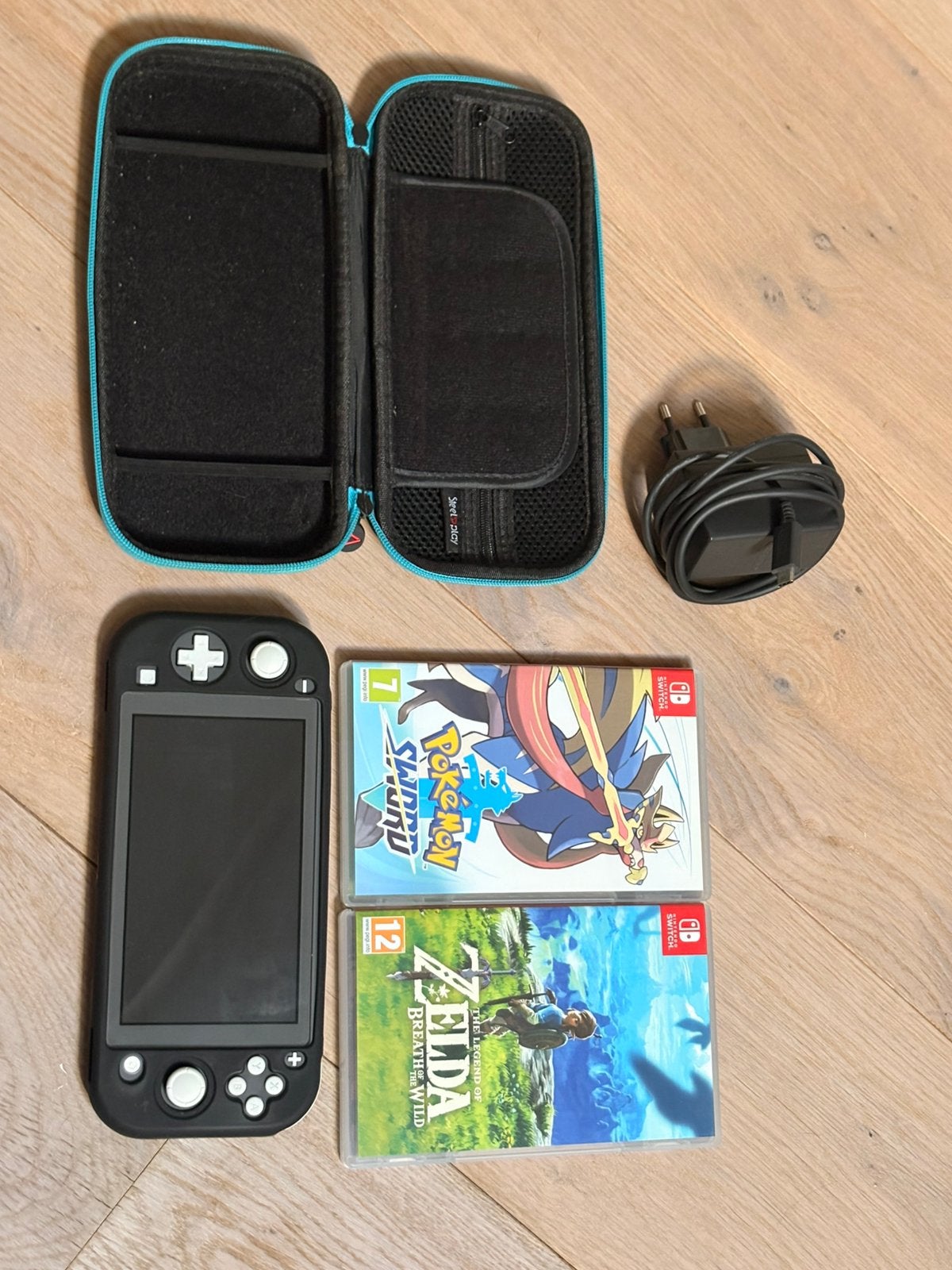 Switch Lite inclusief 2 games, beschermdoos en oplader., Ophalen, Grijs, Gebruikt, Met beschermhoes of tas