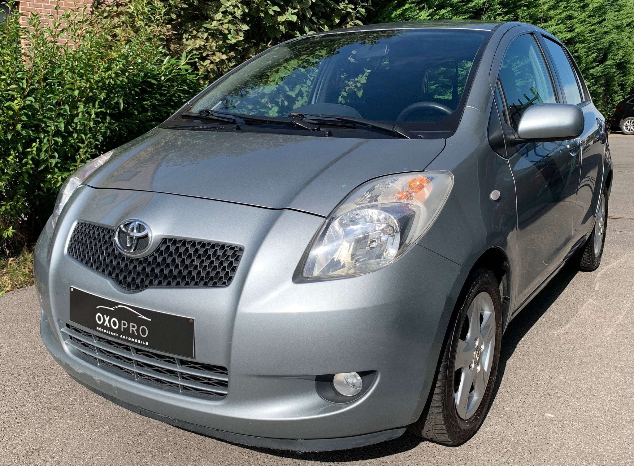 Toyota Yaris 1.3i / 5 PORTES / CLIM AUTO / PRIX À EMPORTER, Autos, Toyota, Argent ou Gris, 87 ch, Boîte manuelle, 5 portes