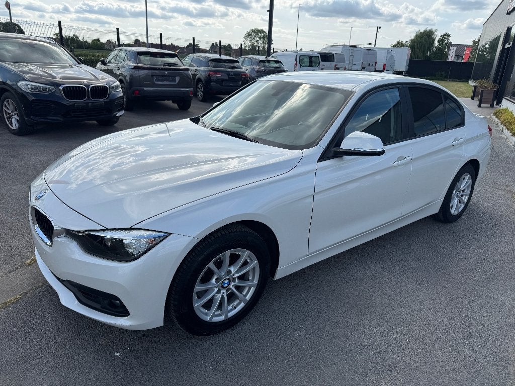 BMW 318i benzine cruise gps pdc 80.000 km sportzetels, Autos, BMW, 100 kW, Noir, Tissu, Blanc