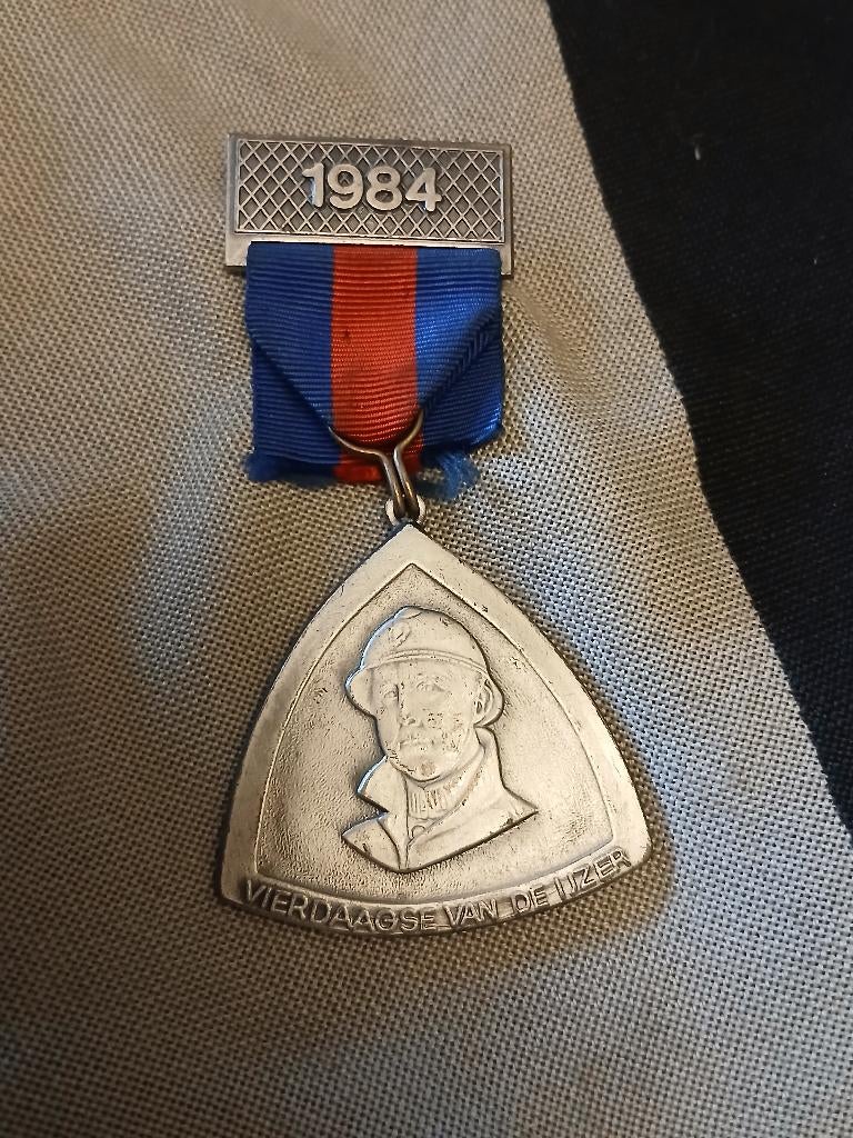 Medaille 4 jours de l Yser 1984, Envoi, Armée de terre, Ruban, Médaille ou Ailes
