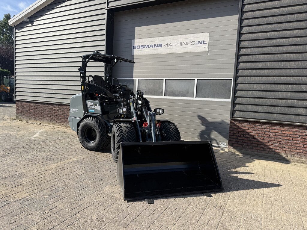 GIANT G2500 X-TRA HD minishovel NIEUW '' dikke shovel '' €, Tobroco, Info@tobroco.nl, Sprendlingenstraat 57
5061 KM  Oisterwijk