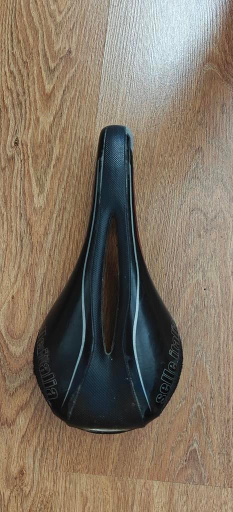 Selle Italia Kevlar, Enlèvement, Selle