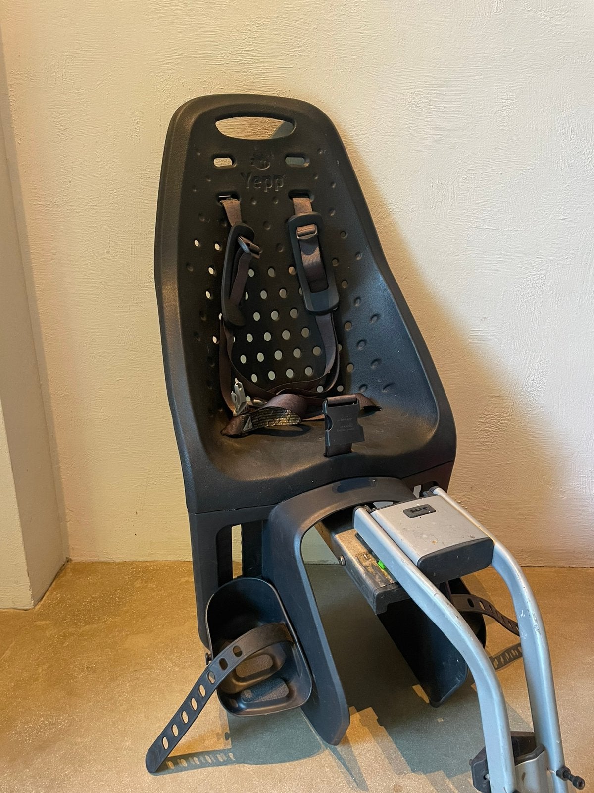 Yepp fietsstoeltje achter – compleet met bevestiging, Fietsen en Brommers, Ophalen, Achterzitje, 9 t/m 18 kg, Gebruikt