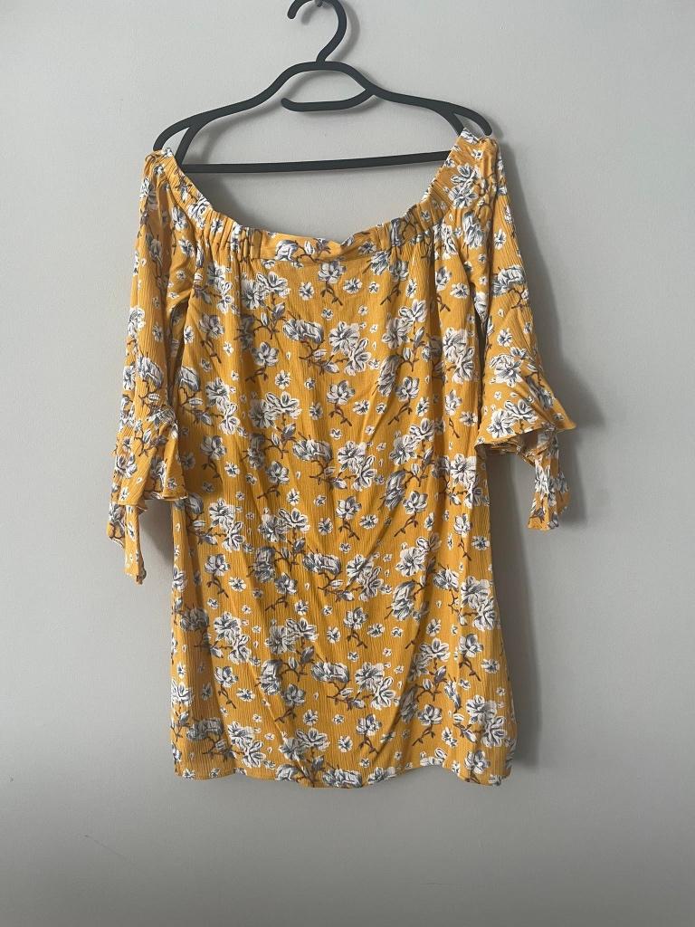 JURK gele bloemen witte oversized bardothals of ronde hals M, Kleding | Dames, Jurken, Geel, Missguided, Ophalen of Verzenden