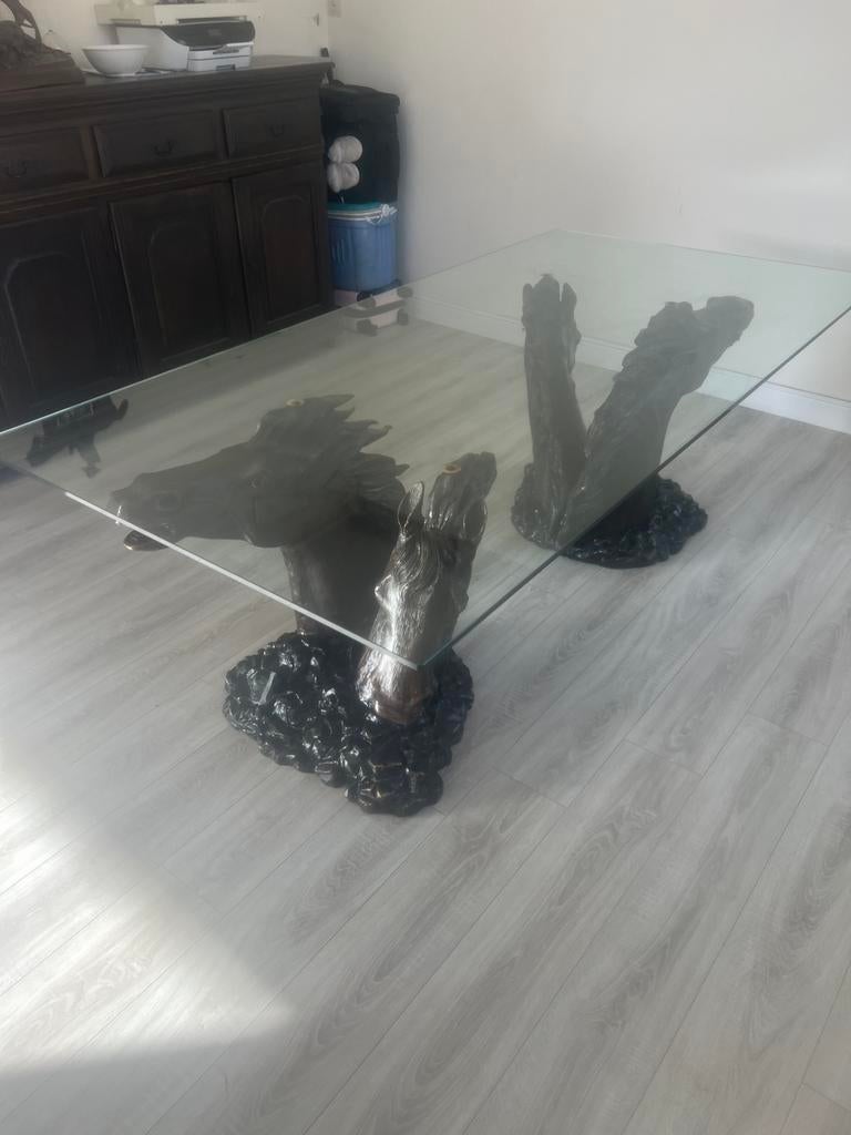 Tafel met bronzen paarden, Enlèvement