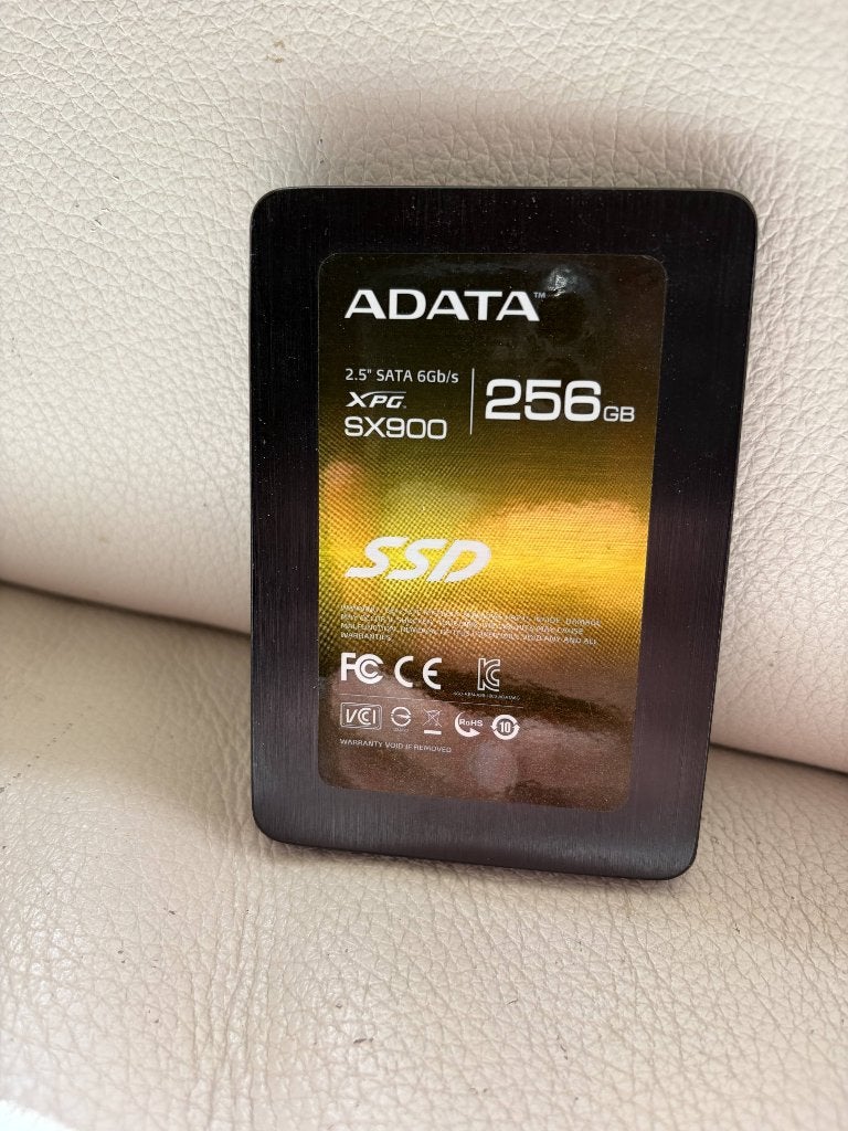 Adata 256 GB SATA SSD in heel goede staat, Ophalen of Verzenden, Gebruikt, SATA, SSD