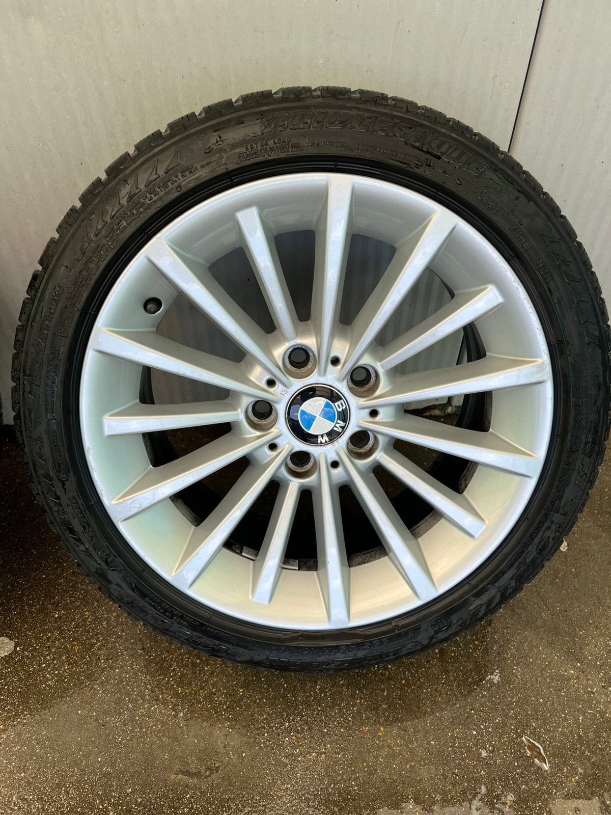 Originele set 17 inch bmw velgen met winterbanden, Auto-onderdelen, Ophalen, 17 inch, Winterbanden, Velg(en)