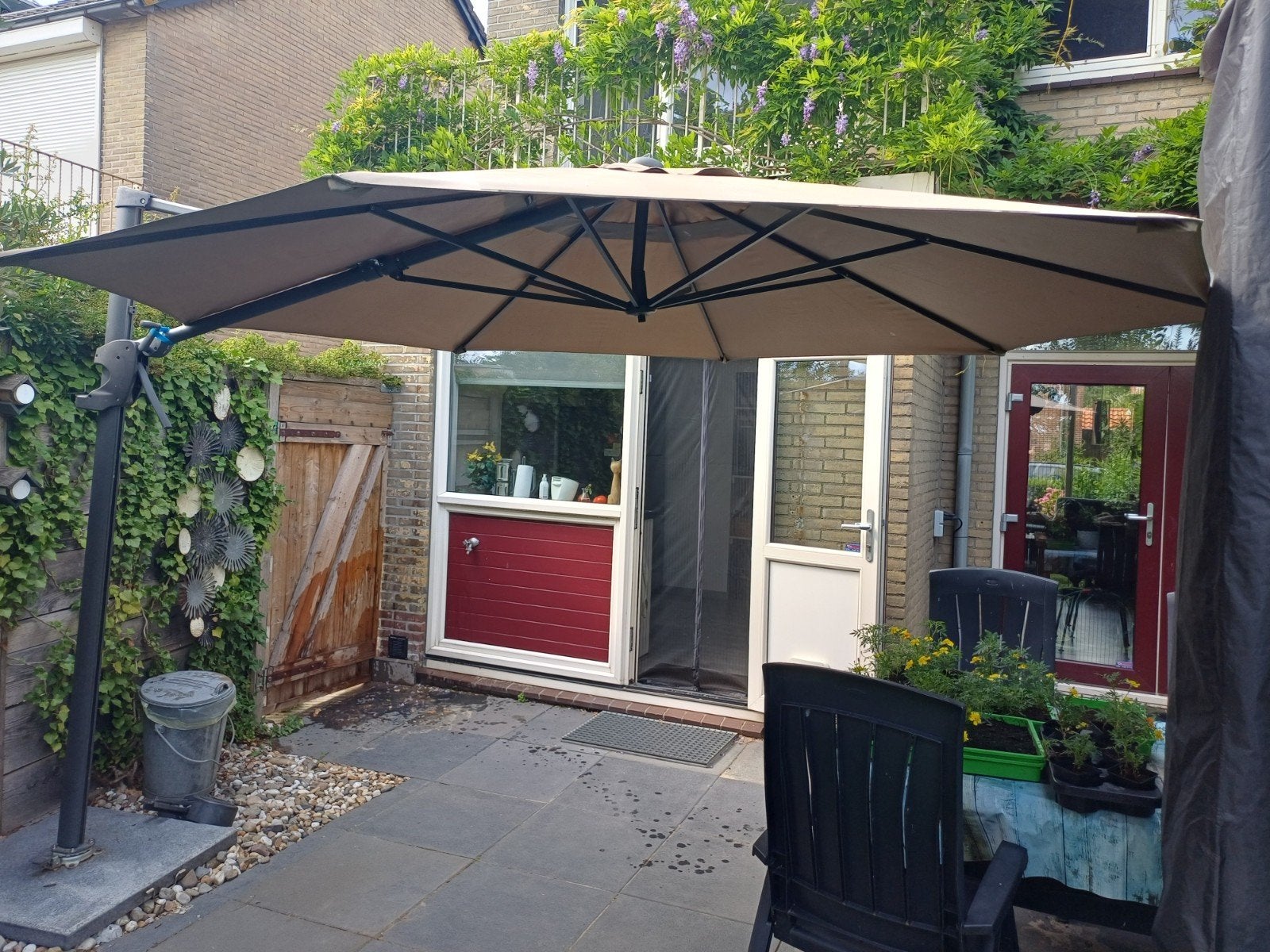 Madison Zweefparasol Ø330 cm - incl parasolvoet & tegels, Tuin en Terras, Ophalen, Gebruikt, Zweefparasol, Verstelbaar