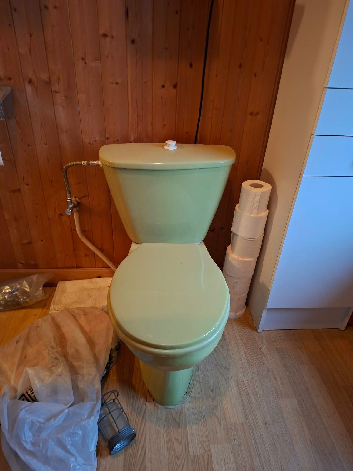 bad, lavabo en toilet in zachtgroene kleur, Ophalen