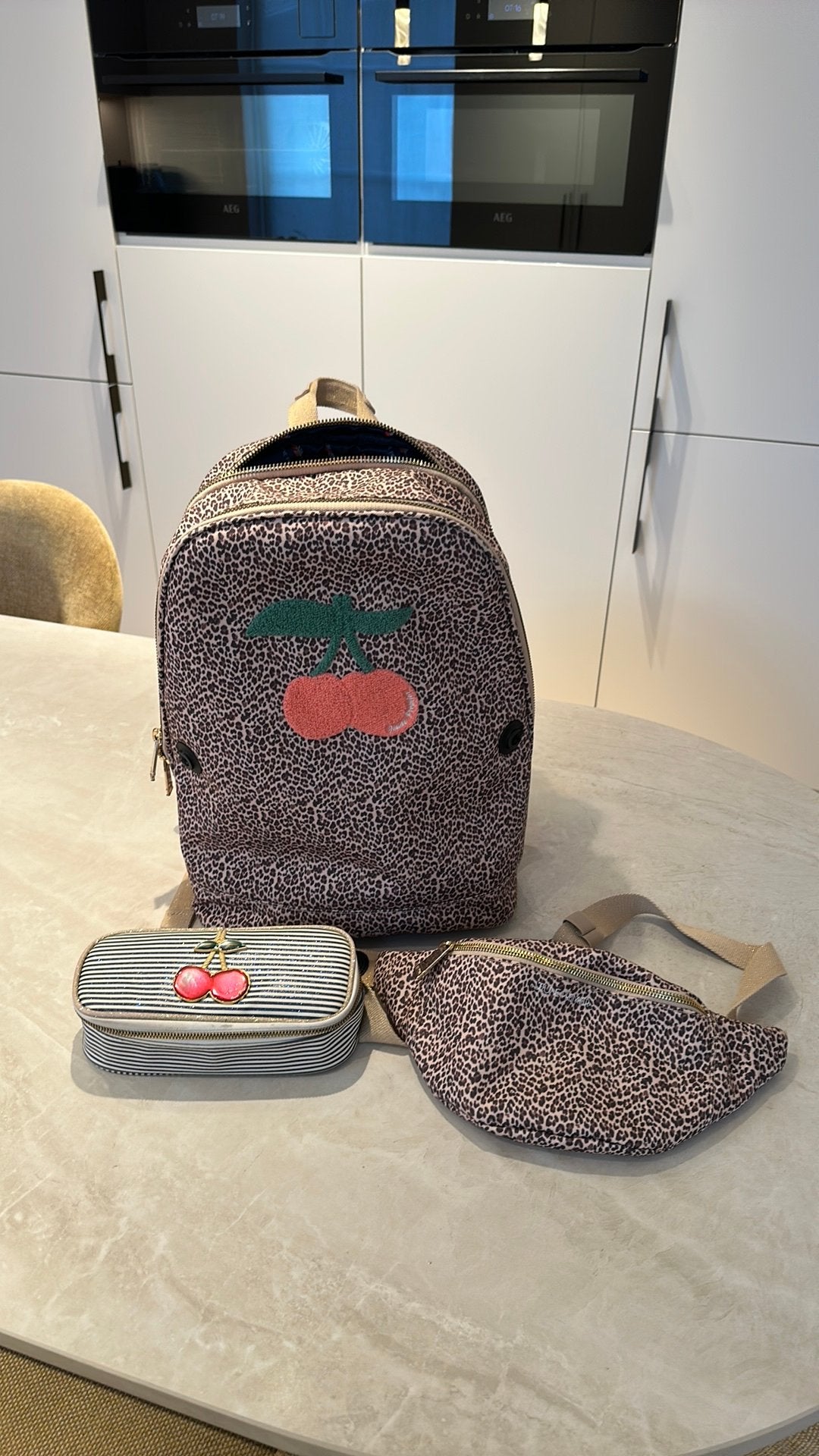 Boekentas pennenzak en heuptasje jeune premier, Handtassen en Accessoires, Toilettassen, Ophalen, Zo goed als nieuw