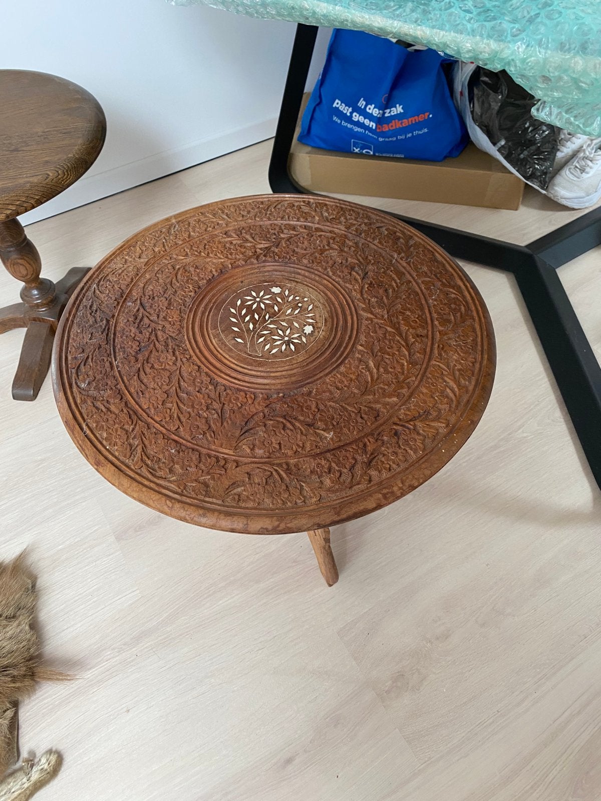 Handgesneden Indiaas houten bijzettafeltje – uniek, Ophalen, Zo goed als nieuw, Rond
