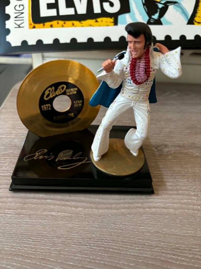 Elvisbeeldje van Aloha from Hawaii op een platform(zeldzaam), Ophalen of Verzenden, Nieuw, Pop, Beeldje of Miniatuur