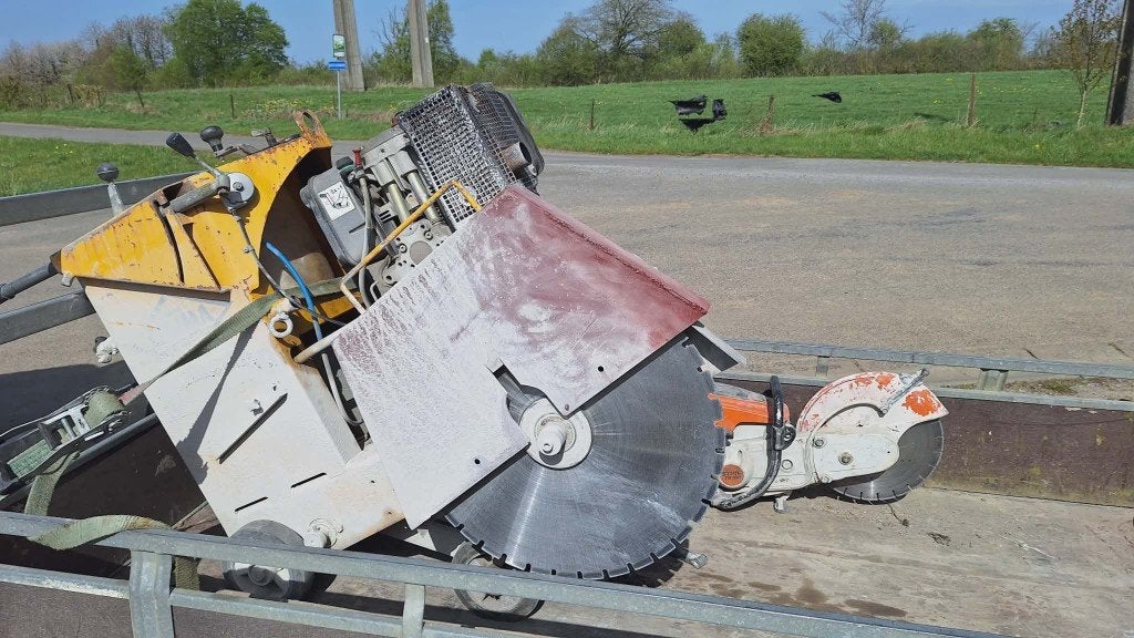 Automatische dieselvloerzaag met 600 zaagbladen, Zakelijke goederen, Machines en Bouw | Overig, Ophalen