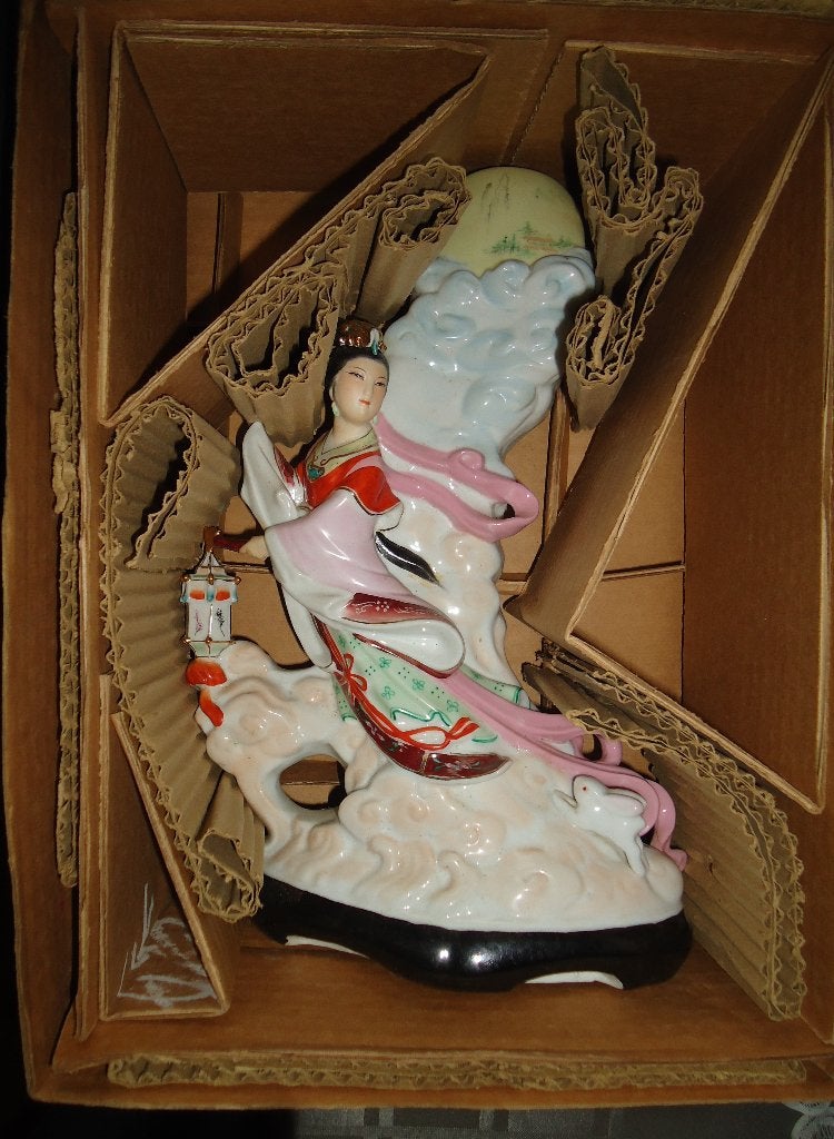 Porceleinen beeld- Chinese danseres met lamp, Antiek en Kunst, Ophalen of Verzenden