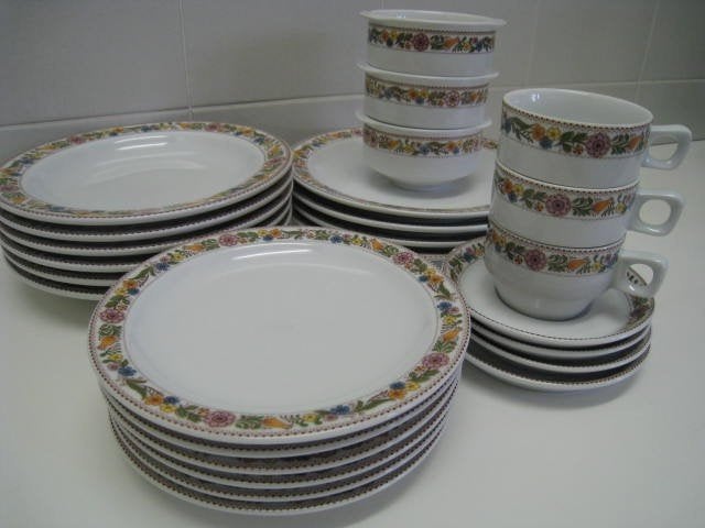Vintage servies, wit met bloemen. 25 stuks. Mittertich, Huis en Inrichting, Ophalen, Vintage, Bord(en)