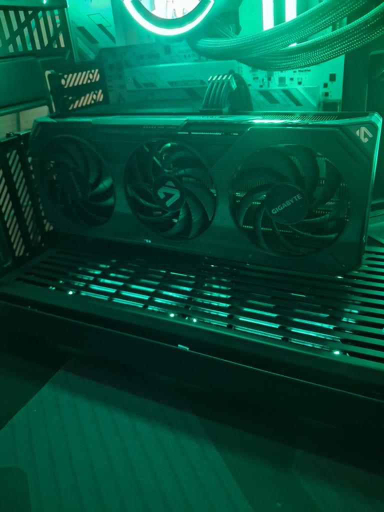 GIGABYTE Radeon RX 9060 XT GAMING OC 16G, Enlèvement, GDDR6, AMD, PCI