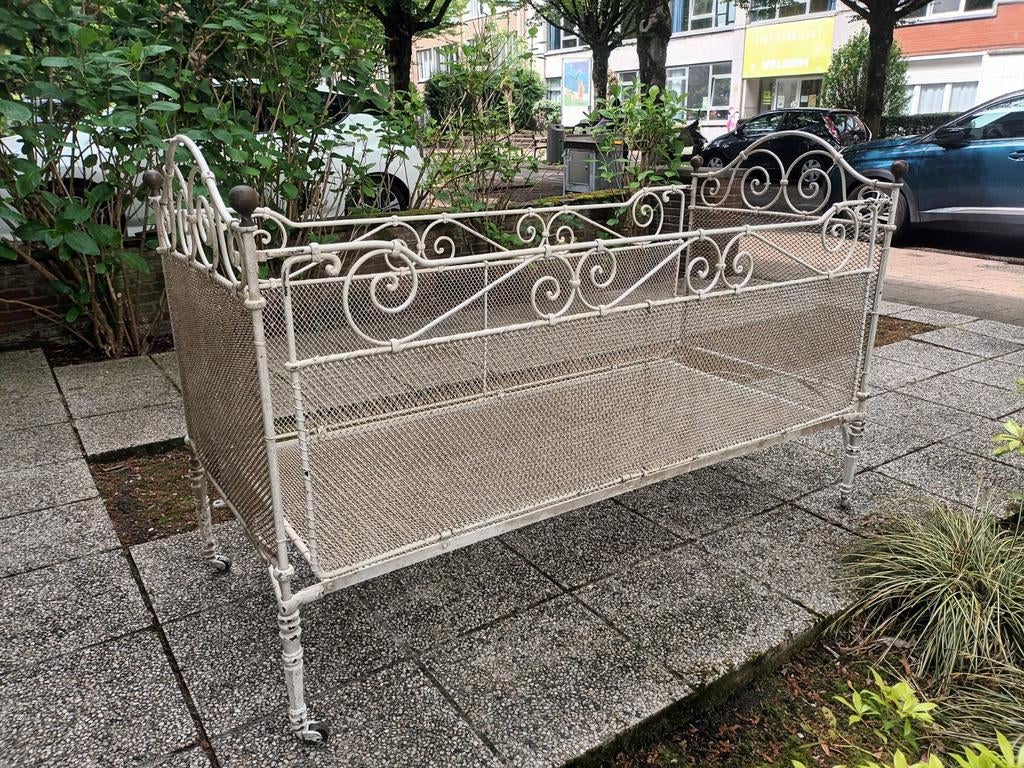 Antiek smeedijzeren kinderbed, Ophalen