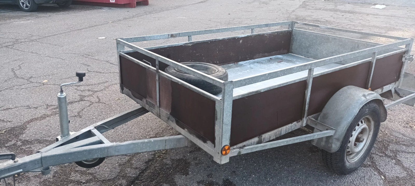 aanhangwagen 2m 20 op 1m30
vloer en gordijn (achterkant)
In, Ophalen