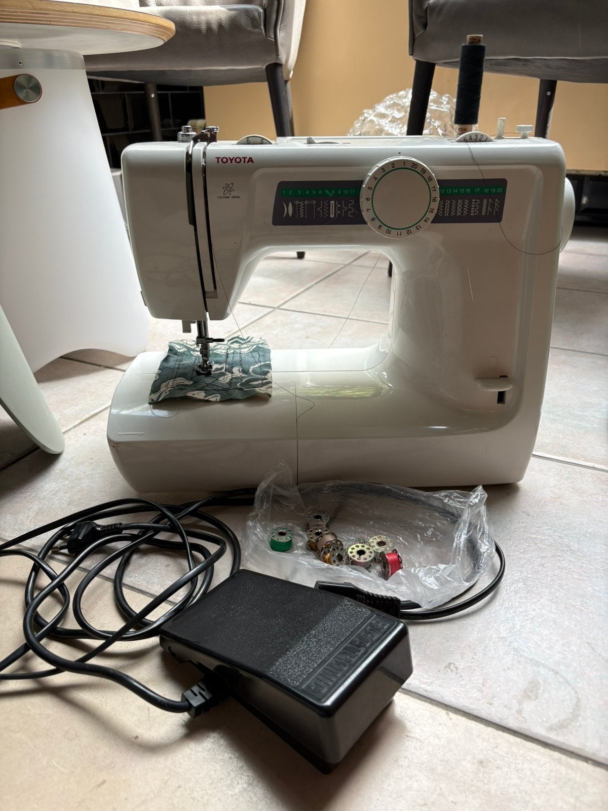 Toyota KB16 RS2000 naaimachine, Hobby en Vrije tijd, Naaimachines en Toebehoren, Ophalen, Zo goed als nieuw, Naaimachine