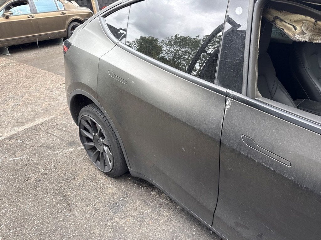 PORTIER RECHTS ACHTER Tesla Model Y (5YJY) (01-2019/01-2025), Germany_Sales@tesla.com, Gebruikt, Achter, Ludwig-Prandtl-Straße 27 - 29
12526  Berlin, DE