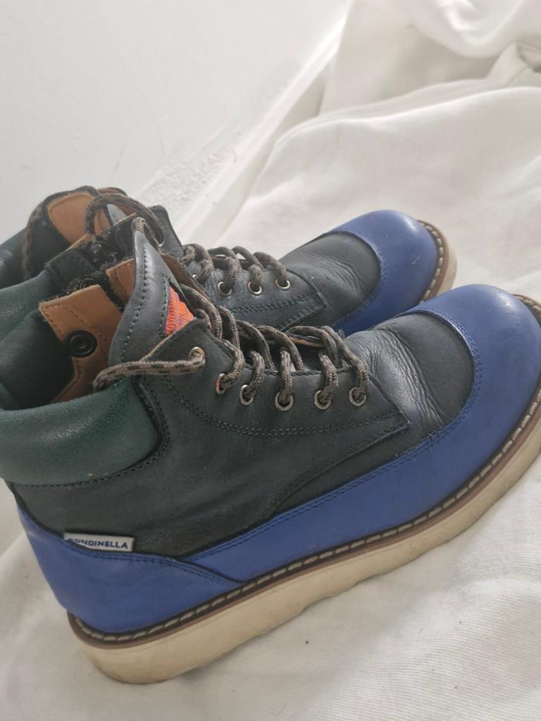 Jongens schoenen, Ophalen