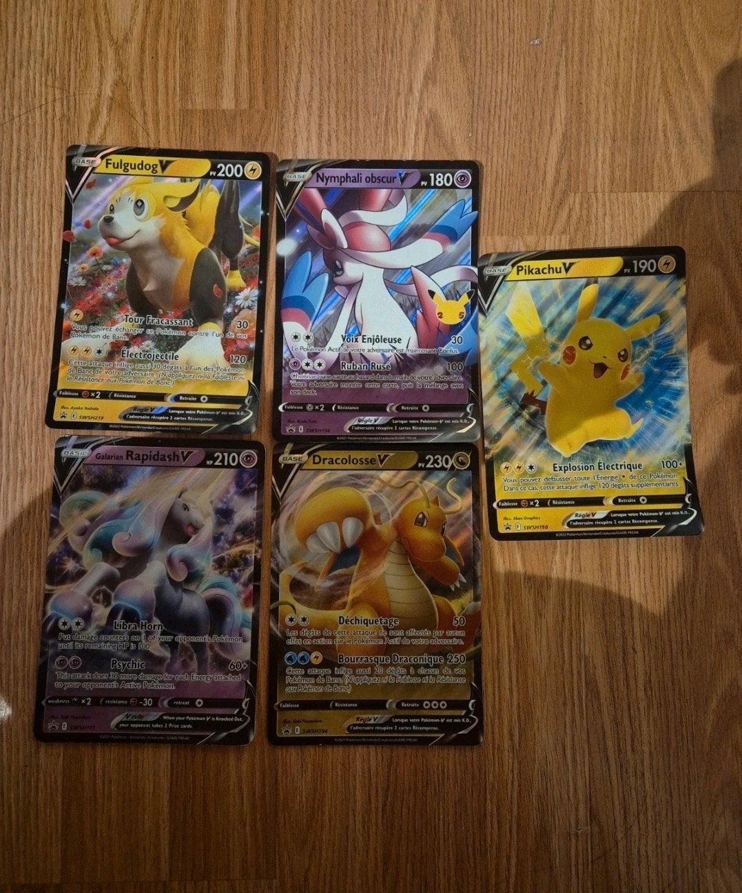 Te koop: pakket van 5 officiële Ultra Rare V Pokémon-kaarten, Hobby en Vrije tijd, Verzenden, Zo goed als nieuw, Meerdere kaarten