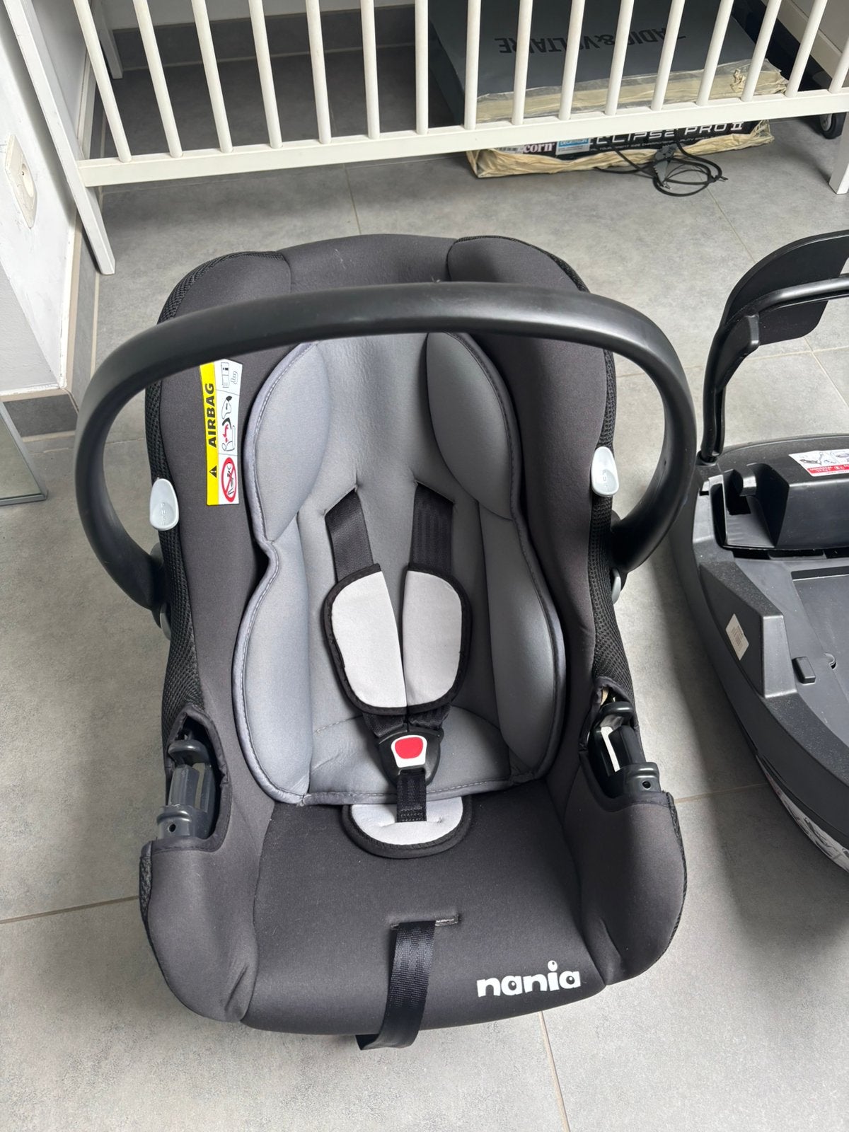 Autostoel Nania met autobasis, Kinderen en Baby's, Autostoeltjes, Overige merken, Autogordel of Isofix, Ophalen of Verzenden, Zo goed als nieuw