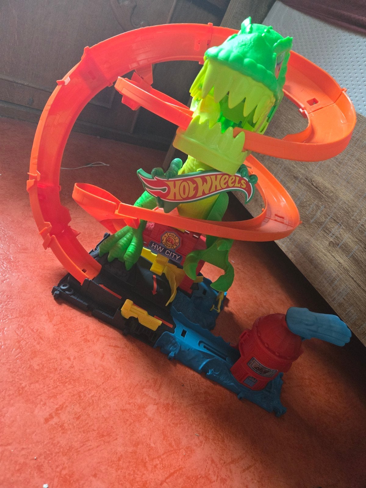 Circuit HotWheels City T-Rex, Enfants & Bébés, Jouets | Circuits, Neuf, Circuit, Hot Wheels, Manuelle