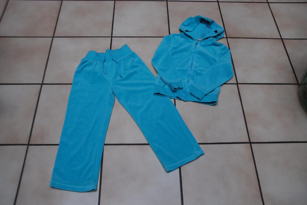 Ensemble de détente velours ras turquoise T128cm ou 7/8A, Enfants & Bébés, Enlèvement ou Envoi, Ensemble, Comme neuf, Trafic