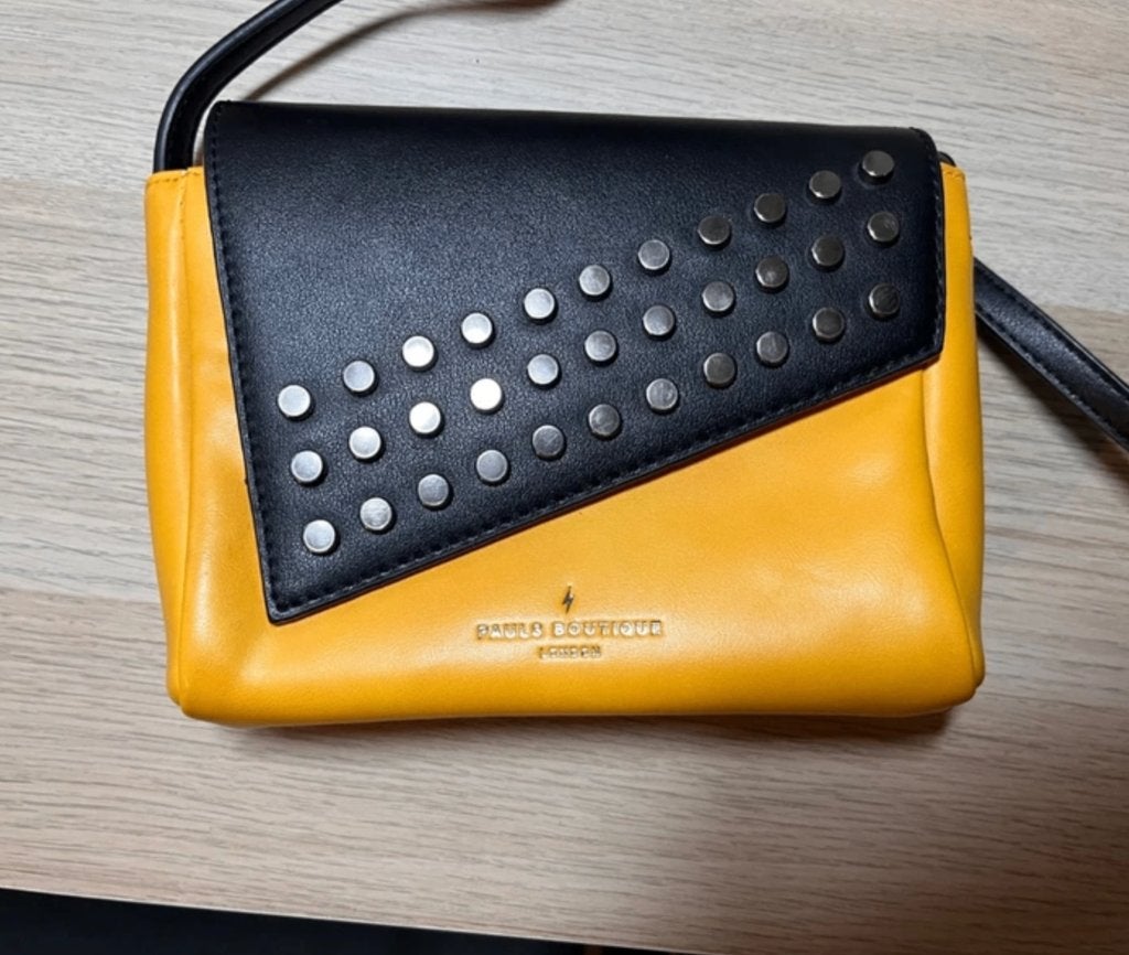 Sac à bandoulière Pauls Boutique à clous jaunes et noirs, Enlèvement ou Envoi, Comme neuf, Noir, Autres marques