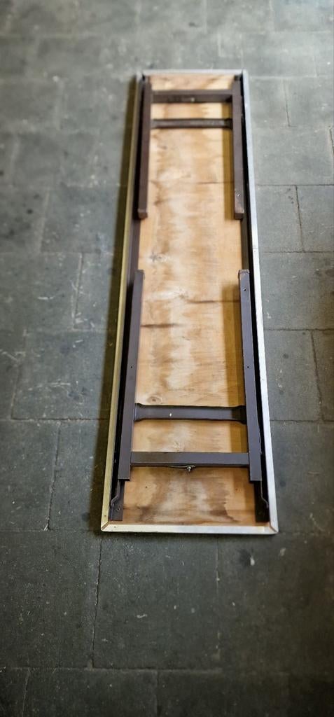 10 Tables pliantes, Enlèvement