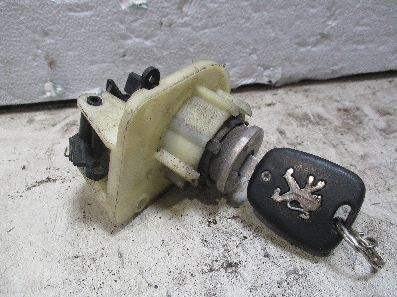 SERRURE DE COFFRE Peugeot 206 CC (2D) (01-2000/12-2007), Kontakt-peugeot@peugeot.com, Arrière, Utilisé, Peugeot Deutschland GmbH
