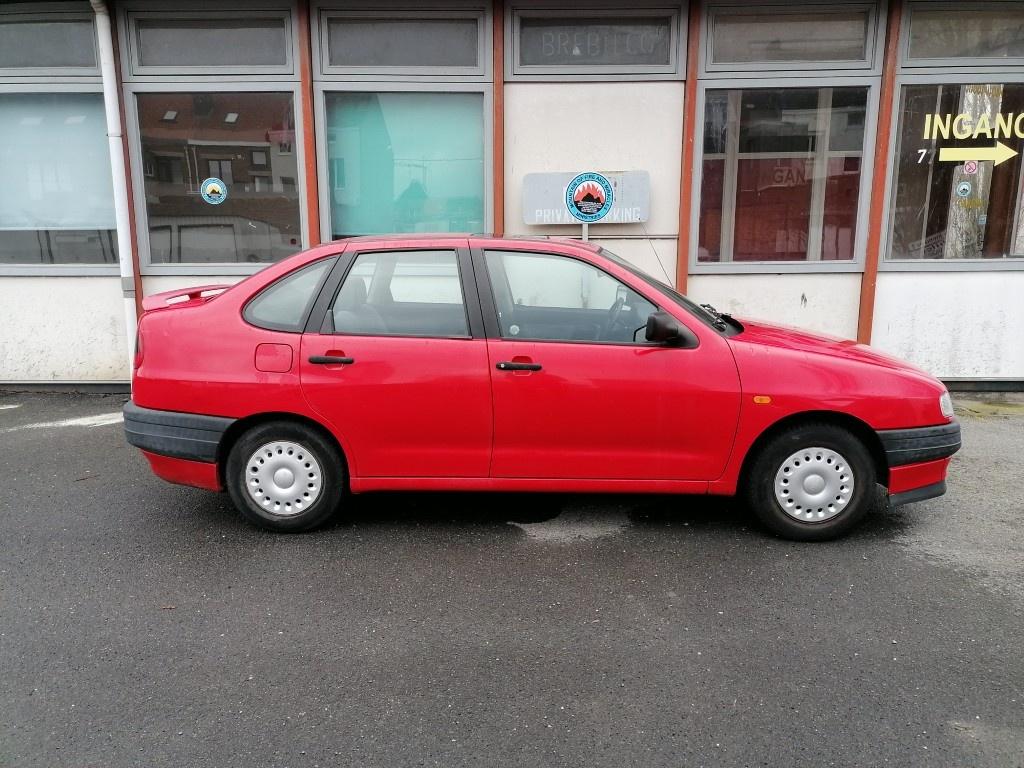 Seat Cordoba Benzine met schuifdak. Oldtimer., Auto's, Oldtimers, Particulier, Te koop, Open dak, Panoramadak, Radio, Seat, Benzine