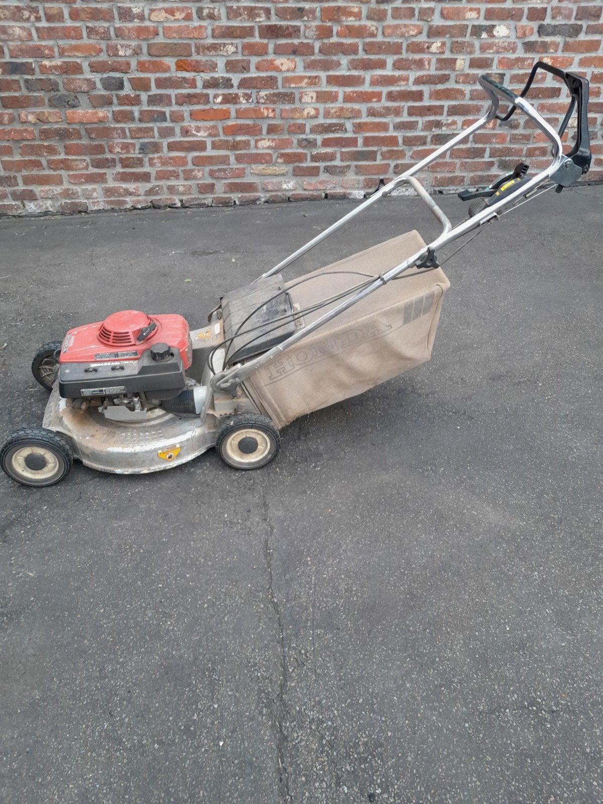 Honda Zelftrekker HR216, Tuin en Terras, Grasmaaiers, Gebruikt, Benzine-grasmaaier, 40 t/m 49 cm, Opvangzak, Opvangbak, Versnellingen