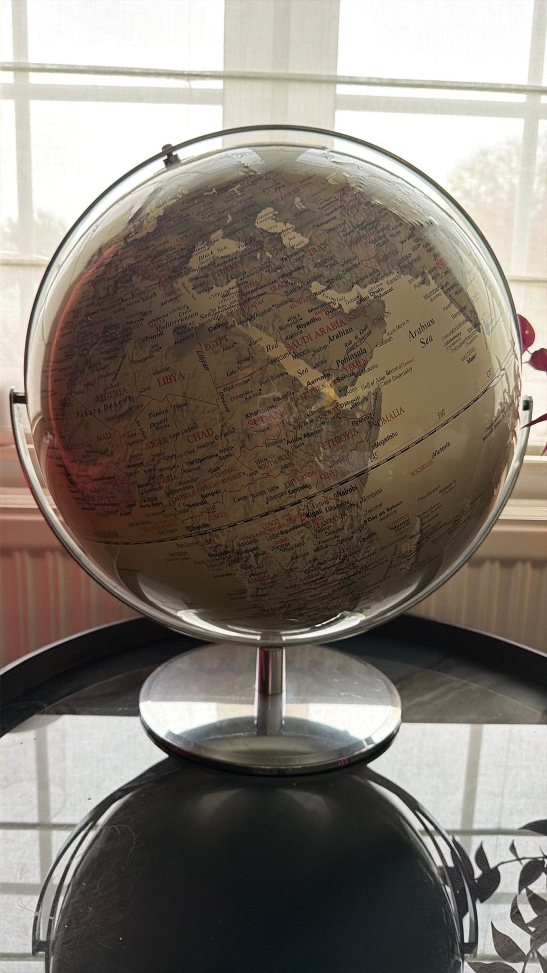 Grand globe terrestre moder’e et design argenté/bronze, Maison & Meubles, Enlèvement, Utilisé, Autres matériaux