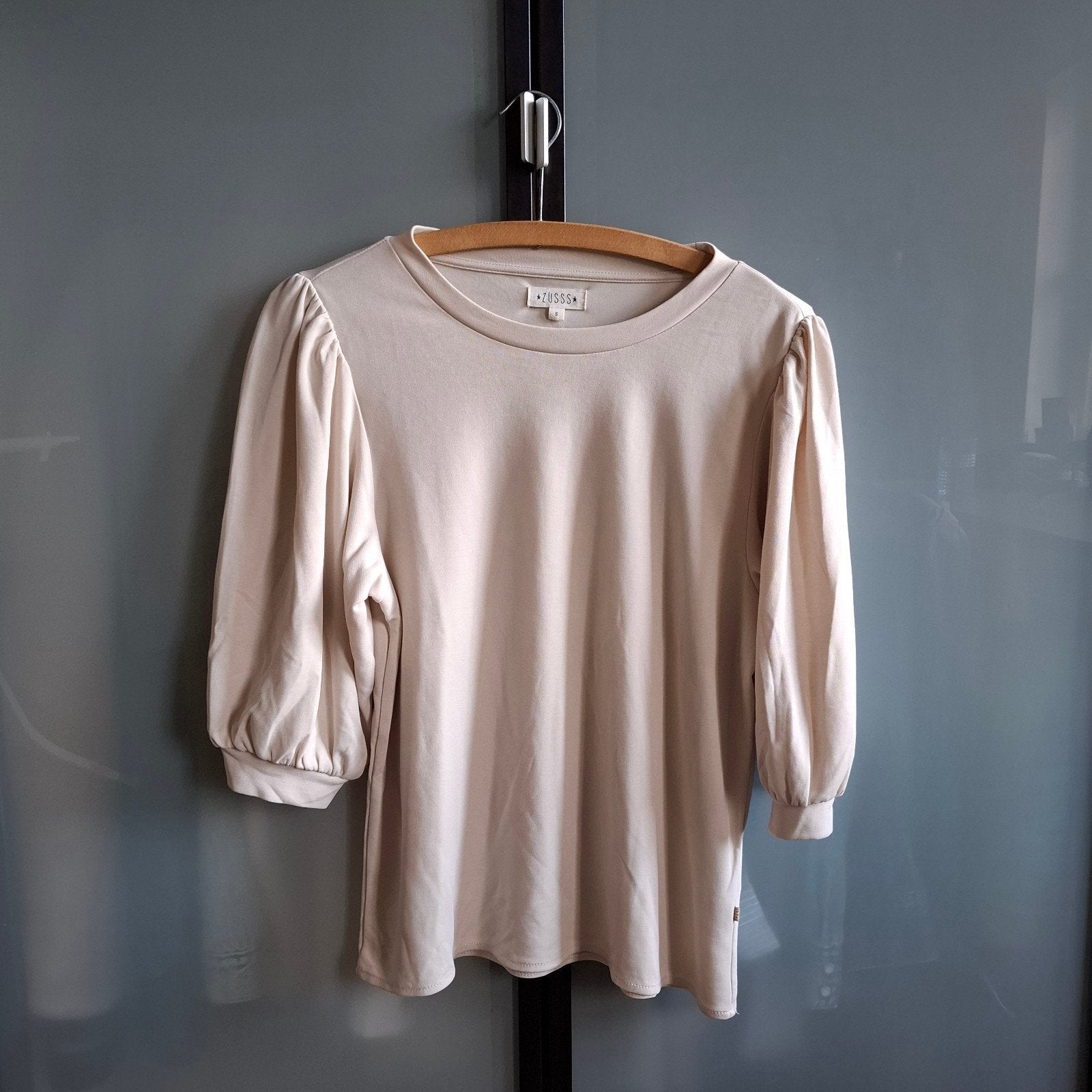 ZUSSS - Elegant Beige Bloesje met Pofmouwen - Maat S, Kleding | Dames, Beige, Ophalen of Verzenden, Zo goed als nieuw, Korte mouw