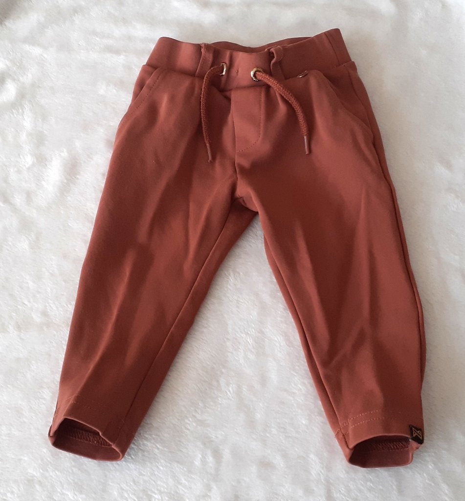 Baby broek terracotta bruin Koko Noko 74, Ophalen of Verzenden, Nieuw, Jongetje of Meisje, Broekje