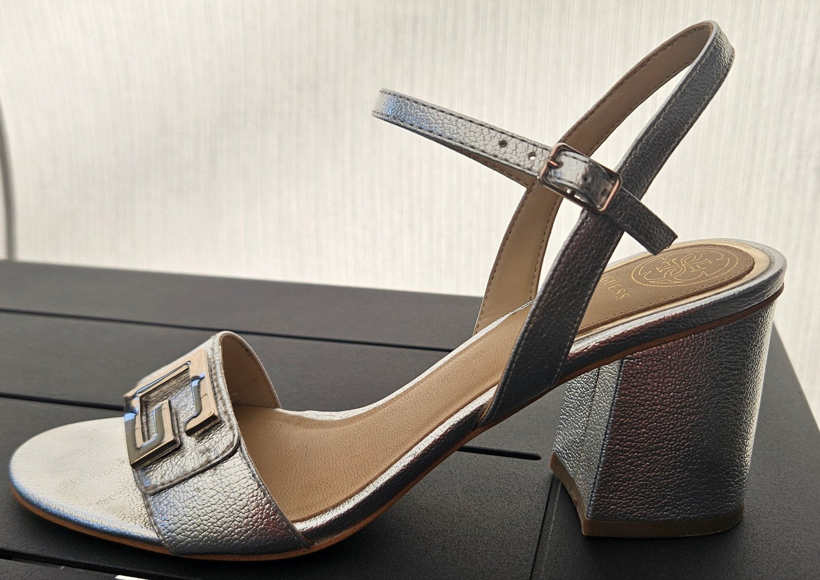 Zilverkleurige sandalen Guess 39, Kleding | Dames, Schoenen, Ophalen, Sandalen of Muiltjes, Zo goed als nieuw, Overige kleuren