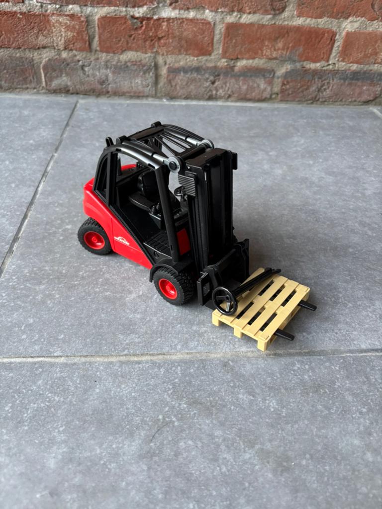 Bruder linde heftruck met pallet, Ophalen, Zo goed als nieuw