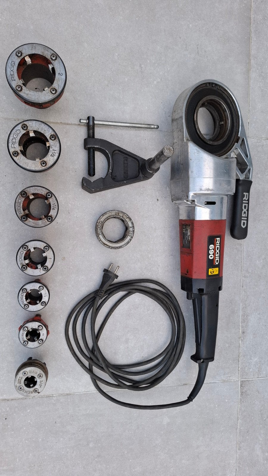 Filière électrique Ridgid 690 en bonne état (3/8 -> 2), Bricolage & Construction, Outillage | Outillage à main, Enlèvement