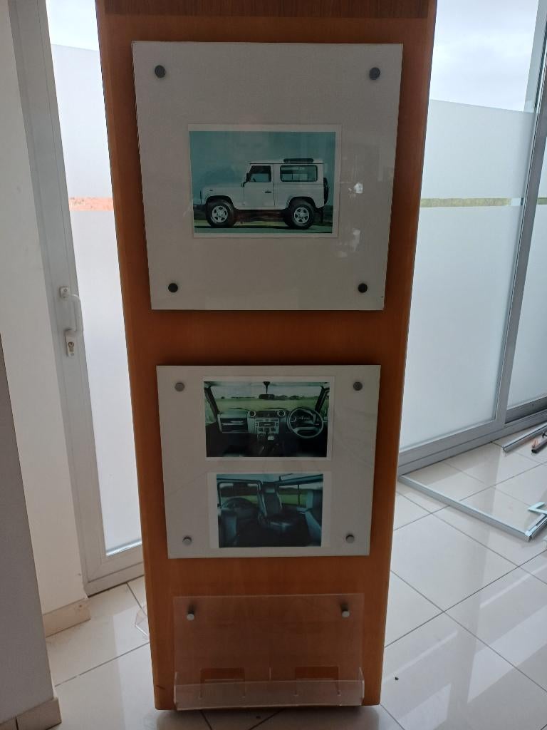 TWEE ORIGINELE LAND ROVER SHOWROOMKASTEN, Ophalen, Zo goed als nieuw, 50 tot 100 cm, 150 tot 200 cm
