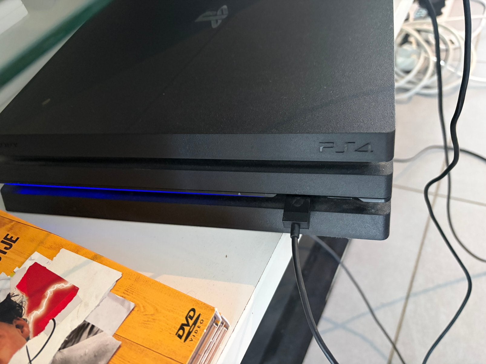 PS4 et 18 jeux (dont 1 manette), Enlèvement ou Envoi, Avec 1 manette, Comme neuf, Avec jeux