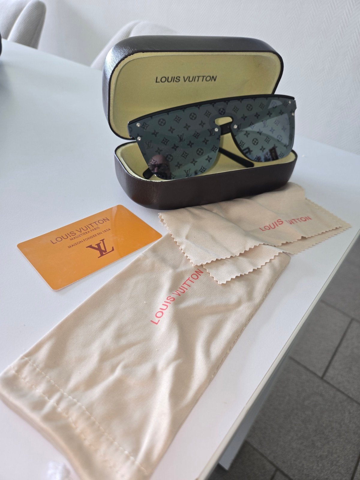 Louis Vuitton, Ophalen of Verzenden, Zonnebril