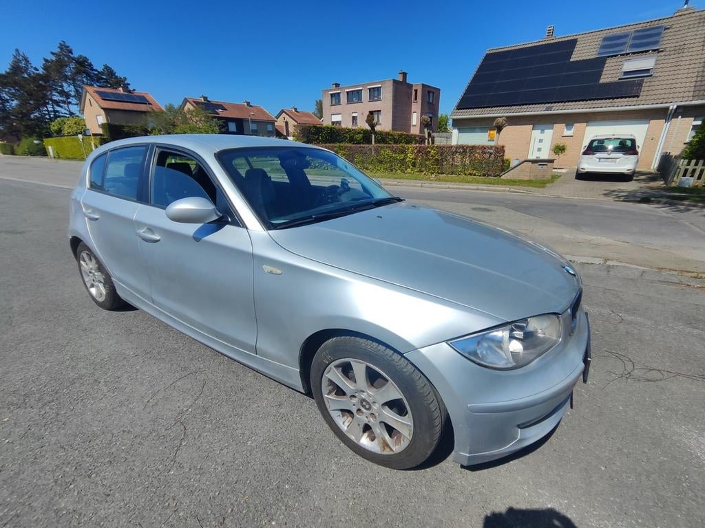 Bmw 118i essence seulement 130000km, Autos, Argent ou Gris, Achat, Boîte manuelle, Alcantara