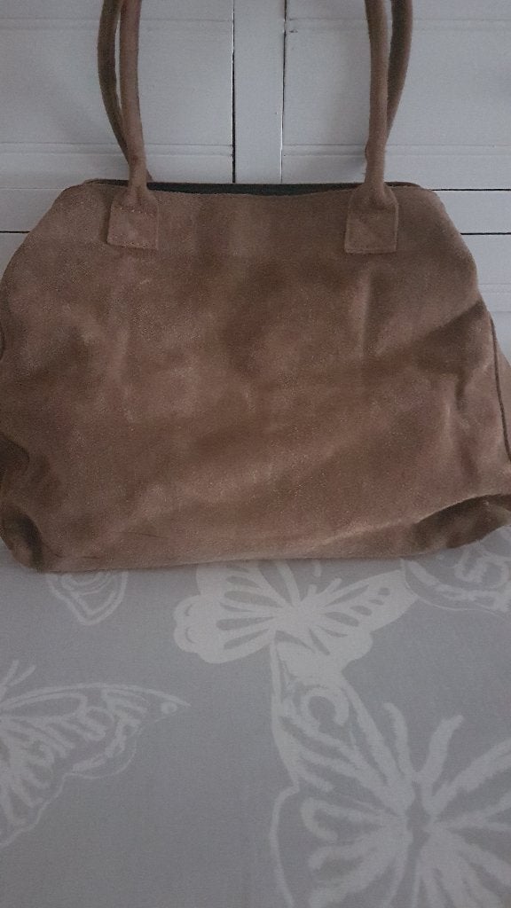 Mooie handtas in daim, Handtassen en Accessoires, Tassen | Damestassen, Ophalen, Gebruikt, Beige, Handtas